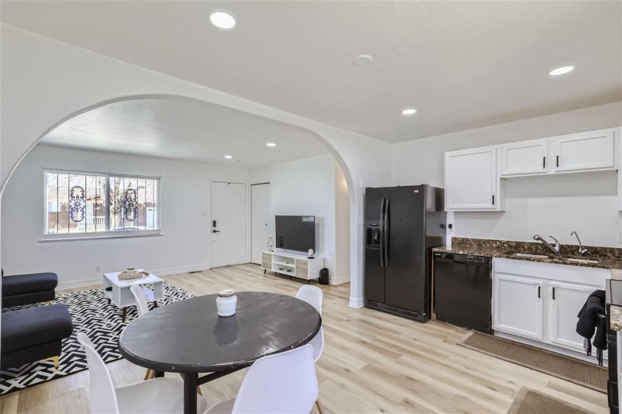 Casa vacanze 15-mins From Dia, Fenced-yard, Garage, Remodeled Aurora