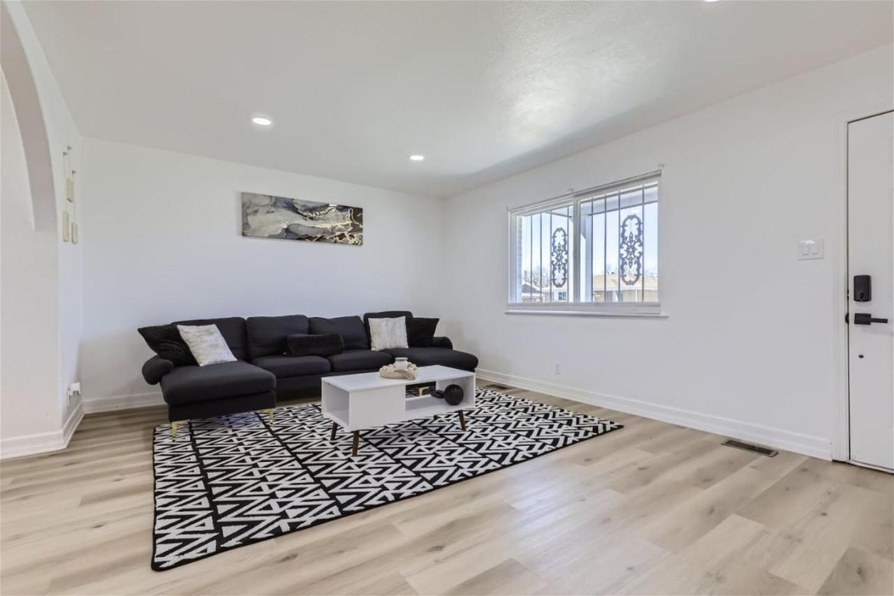 Casa vacanze 15-mins From Dia, Fenced-yard, Garage, Remodeled Aurora