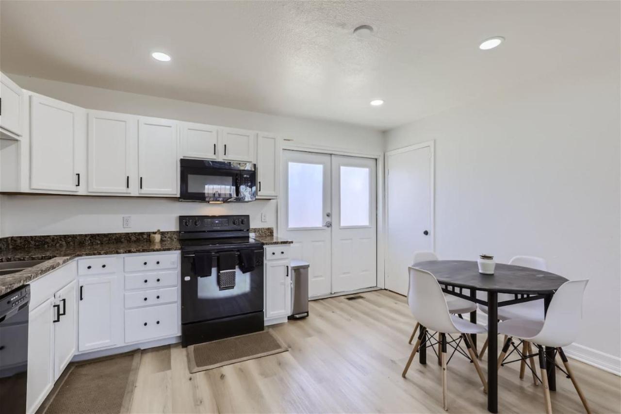 Casa vacanze 15-mins From Dia, Fenced-yard, Garage, Remodeled *