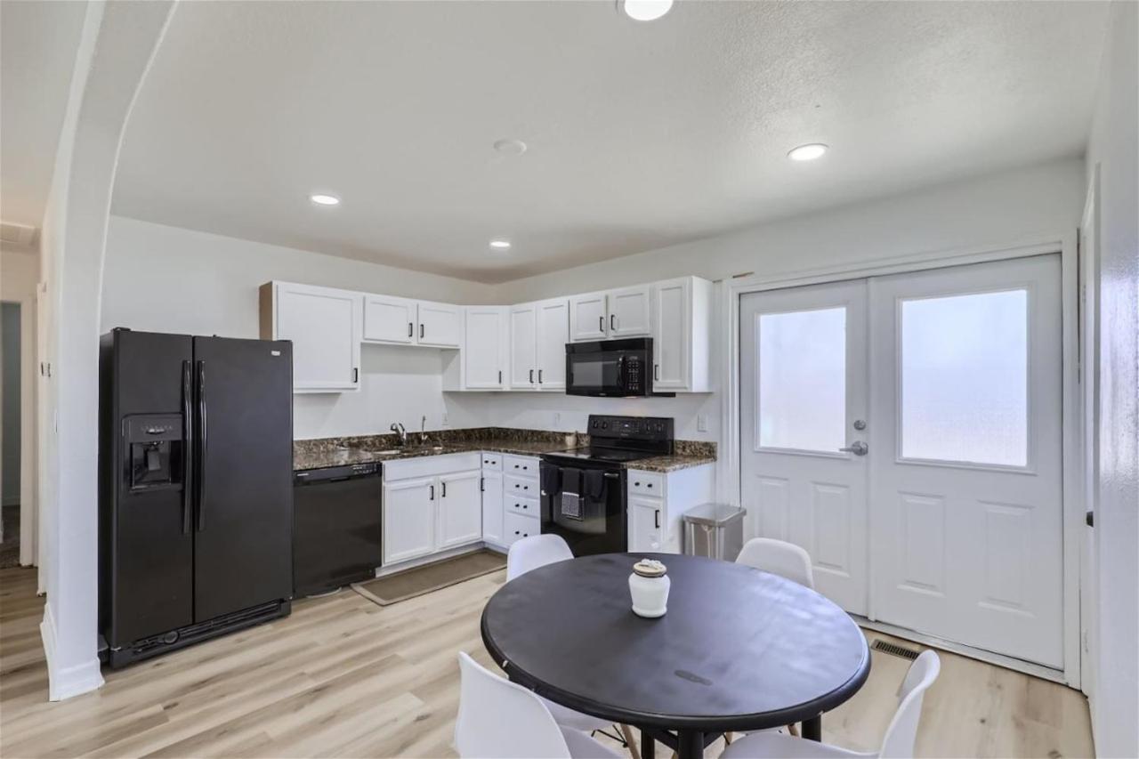 15-mins From Dia, Fenced-yard, Garage, Remodeled Casa vacanze *